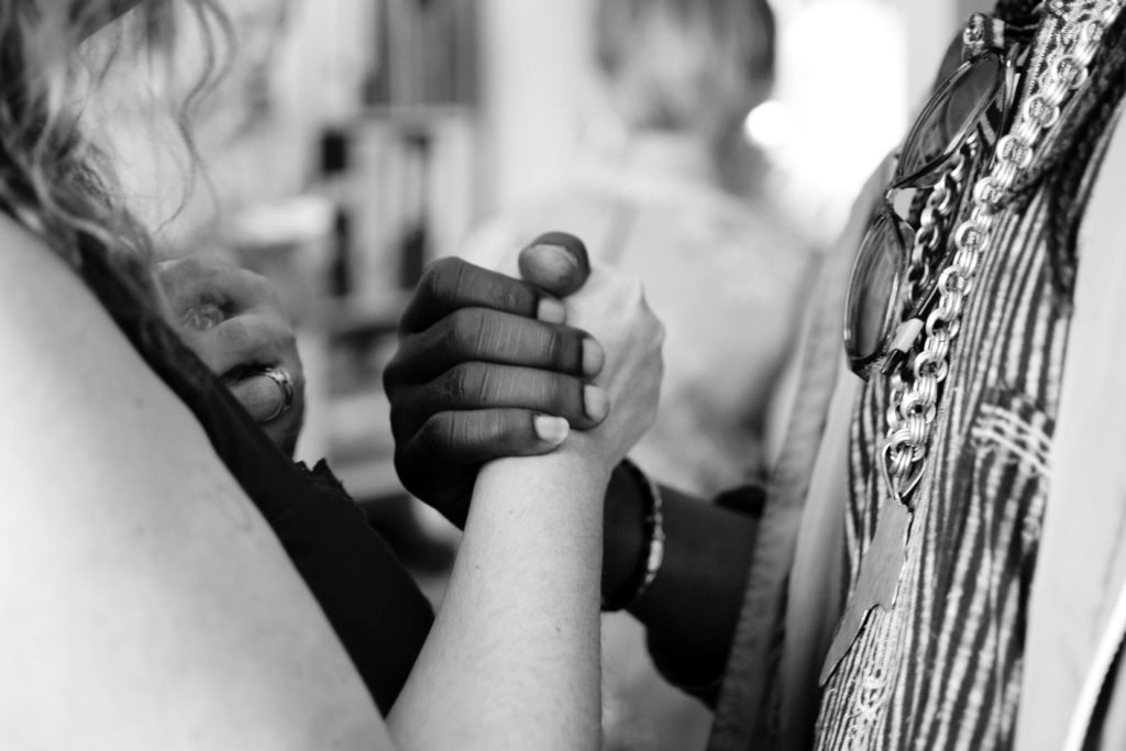 Photo en noir et blanc de mains serrées de deux personnes